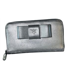 Prada Saffiano Lux Leather Bow Continental Wallet in very good condition.